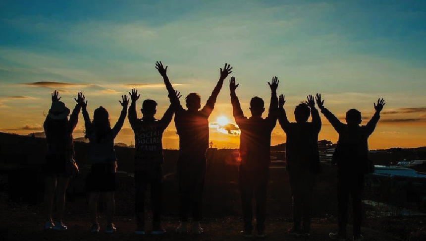 Εικόνα με φίλους στο ηλιοβασίλεμα